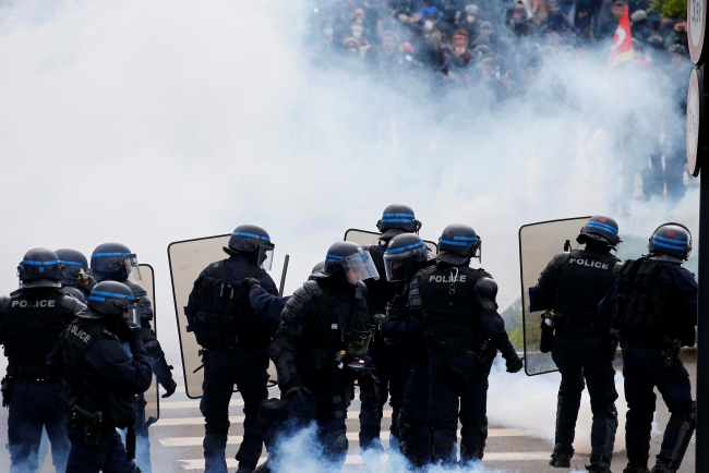 Fransa’da hükümet karşıtı gösteriler devam ediyor